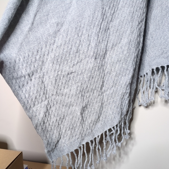 Mersea‎ Classic Fringe Travel Wrap Fog Grey One Size - Picture 4 of 6